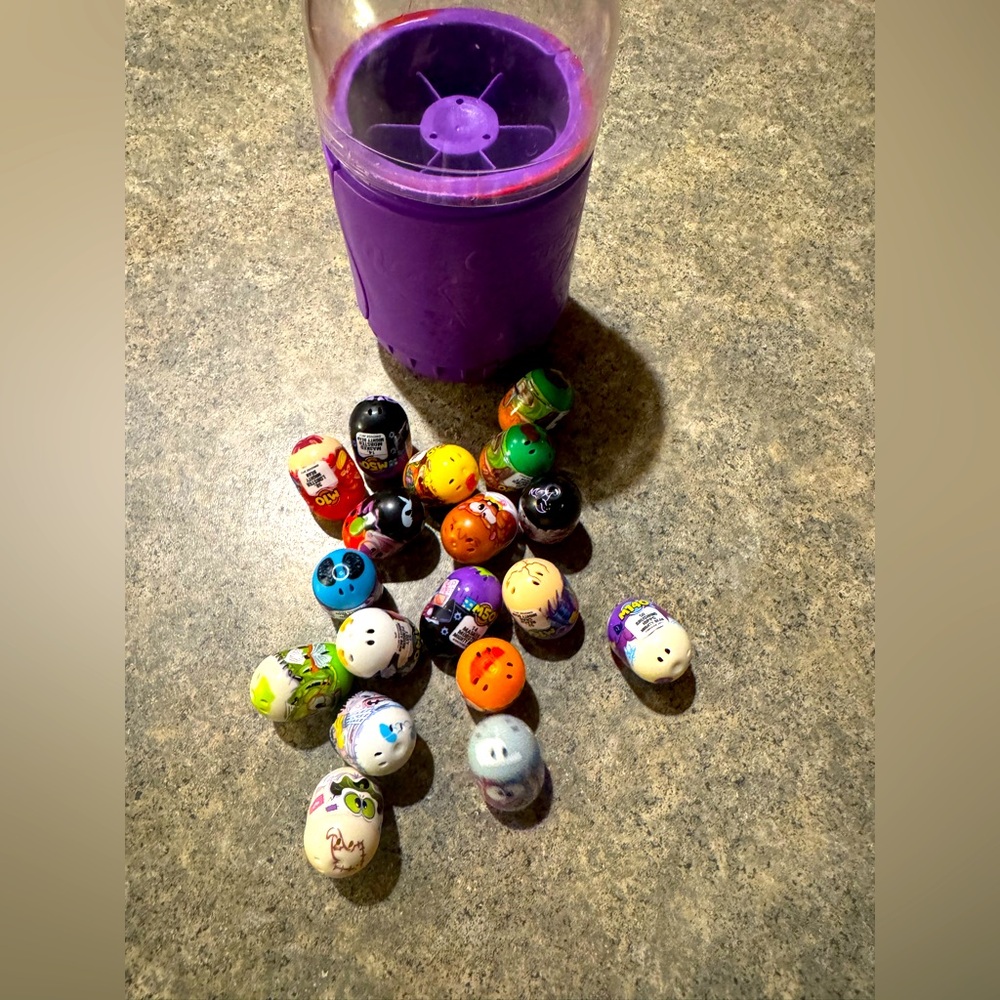 Mighty Beanz Collectibles 18 beanz and case